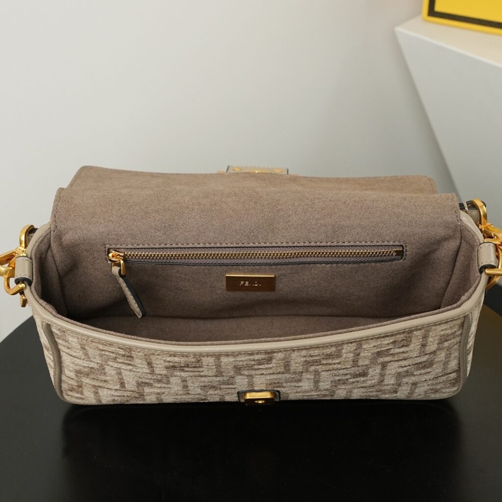 Iconic Baguette Medium Bag - Premium Quality 29 (8)