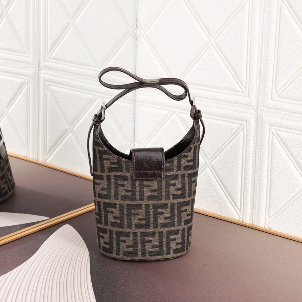 Vintage FF French Fries Underarm Bag – Monogram Style 42=== (3)