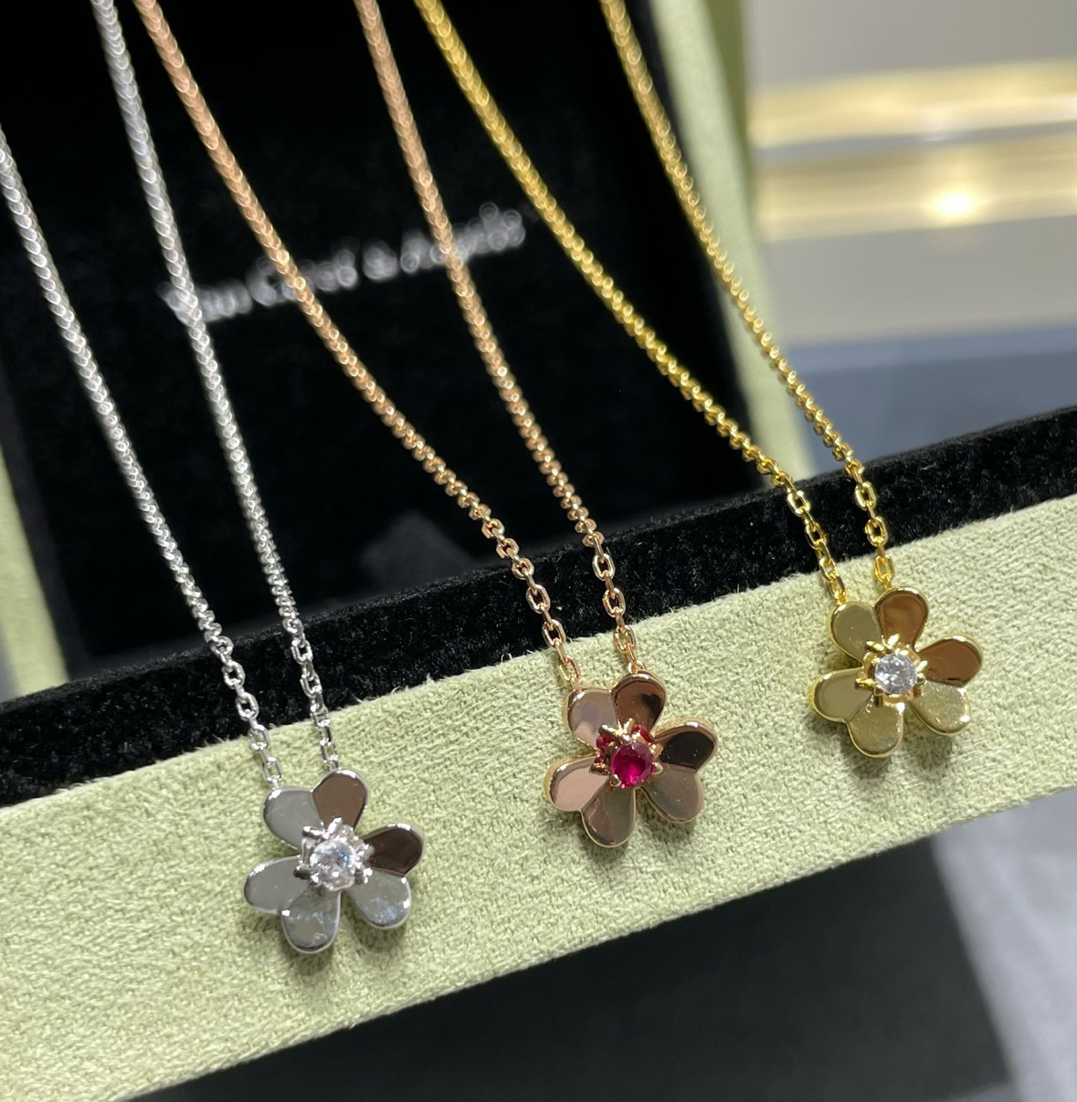 frivole pendant