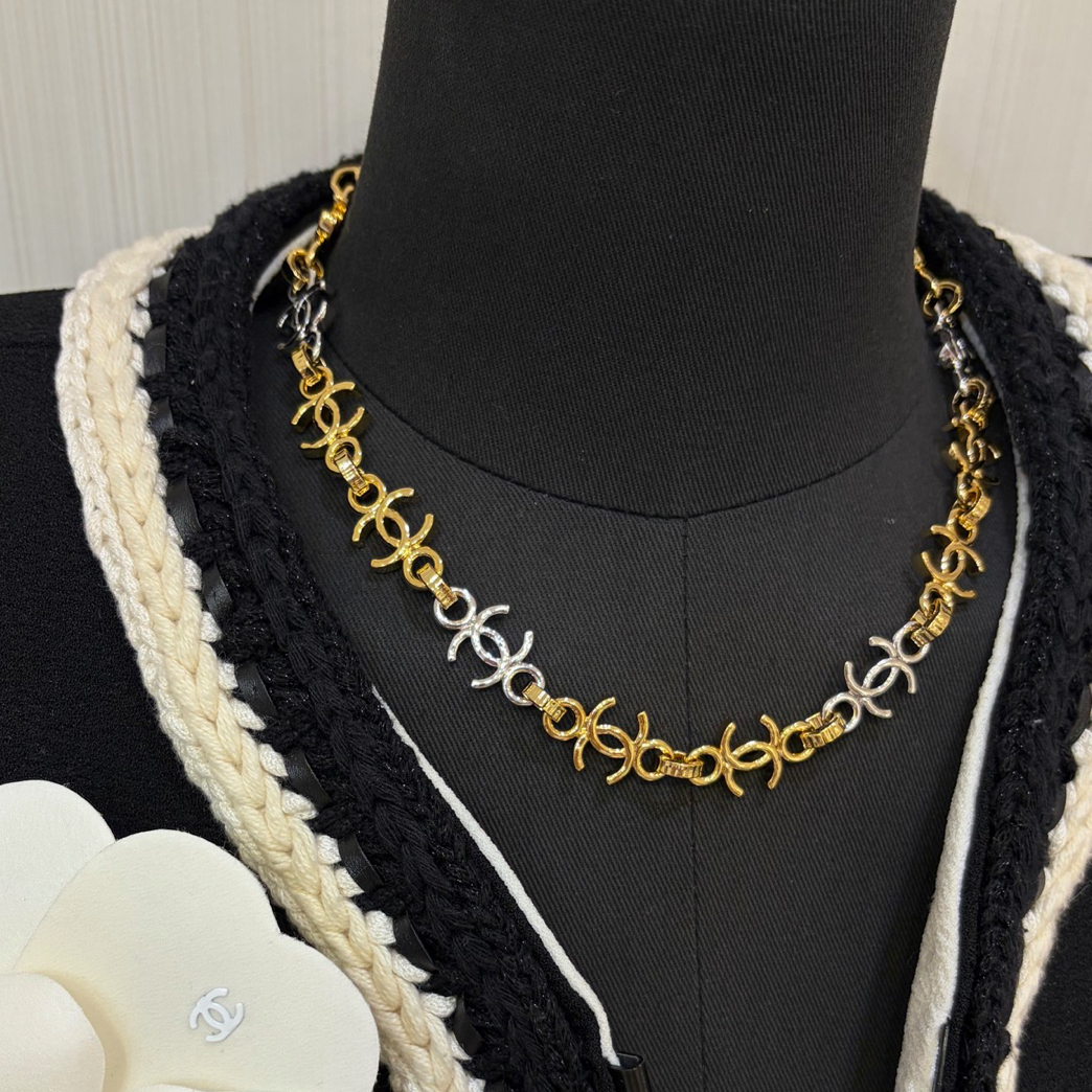 chanel's new necklace（1）