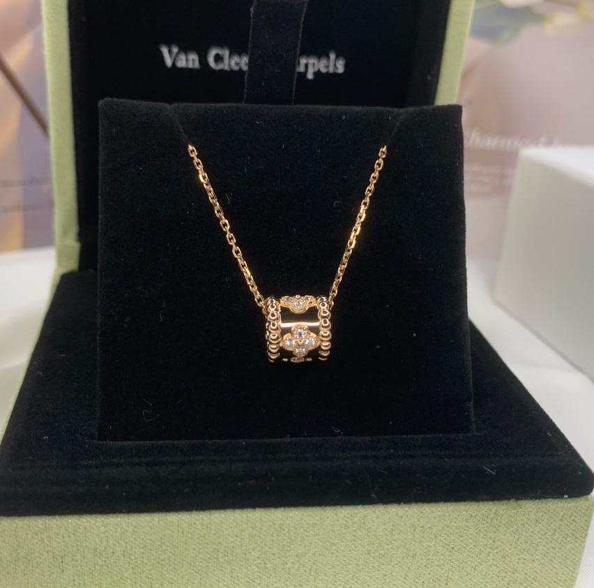 Perlée Clover Pendant perlée clover pendant