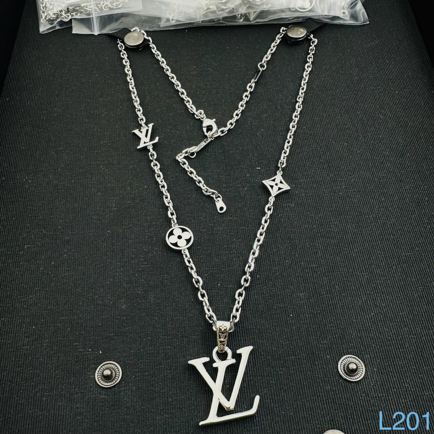 new louis vuitton necklace(1) new louis vuitton necklace(1)