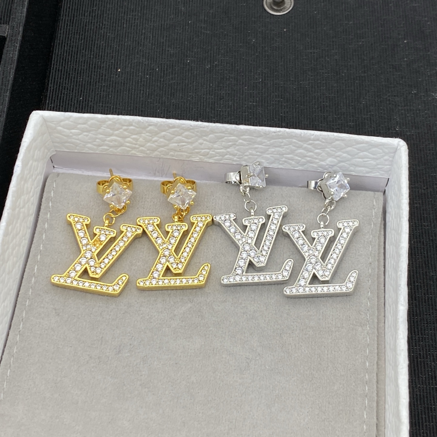 5 (6) 5 (6)