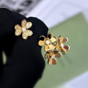 frivole between the finger ring