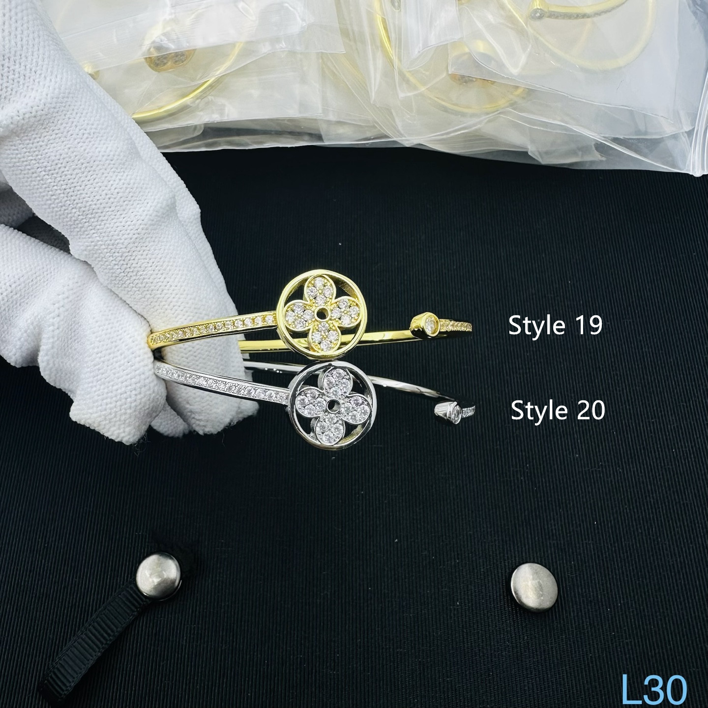new louis vuitton bracelets (7) new louis vuitton bracelets (7)